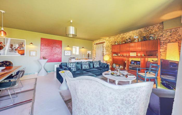 Amazing Home In Villaines-La-Gonais