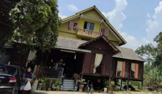Roomstay "Ghumah Uwan" bilik kayu