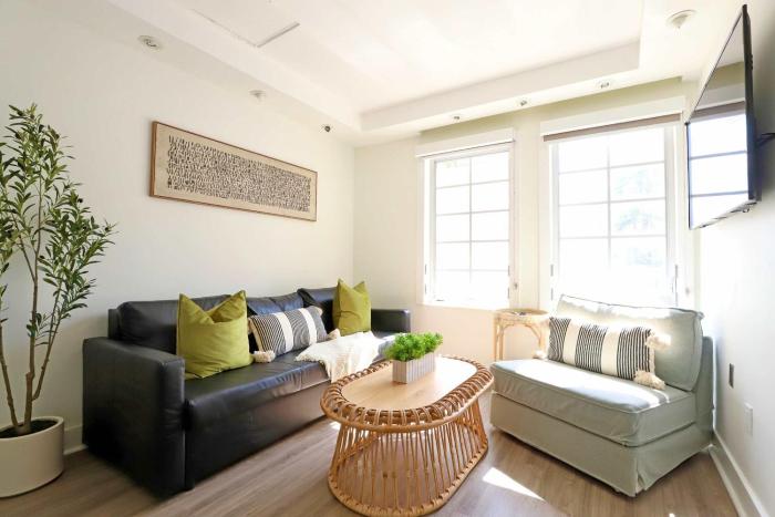 South Beach South of Fifth 1 Bedroom Apartment Steps to Beach Sleeps 5 Pet Friendly