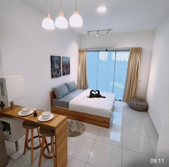 Sky Trees 2 Guests AEON Nflix Balcony Pool B4