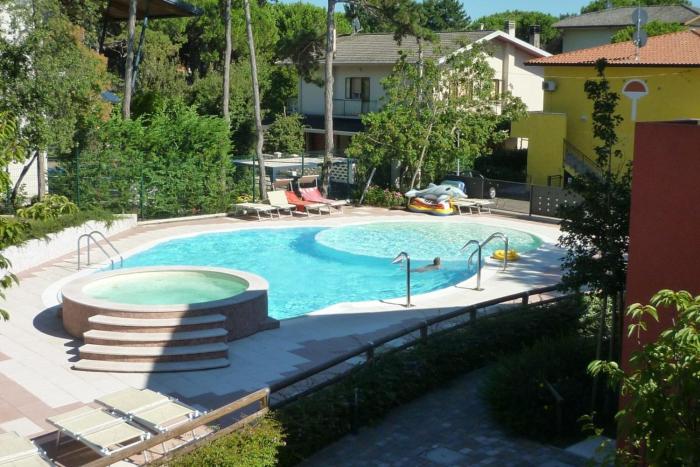 Comfortable flat with pool and green space