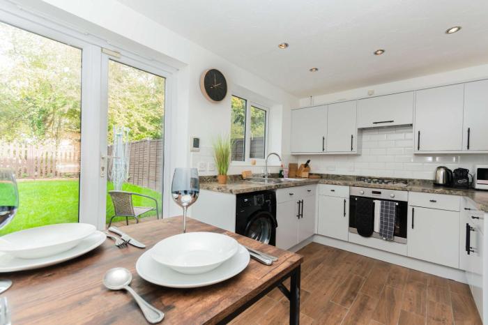 Modern 3 Bedroom Home in Swindon with Parking