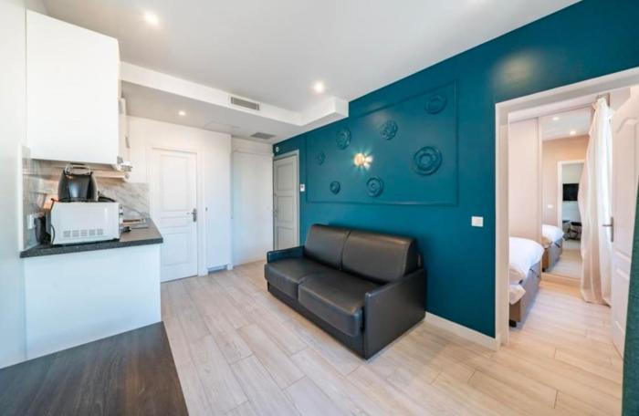 Close to train station and palace, quiet