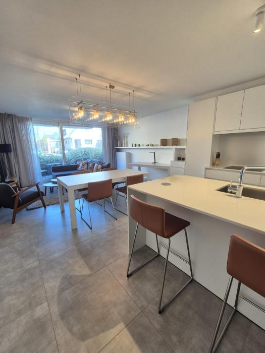 Luxe appartement inclusief garage rustig gelegen nabij zee