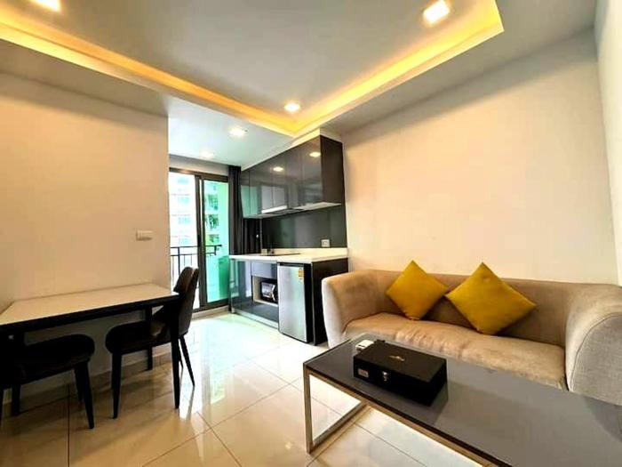 Modern 1-Bedroom Condo with Pool View Arcadia Beach Continental Pattaya