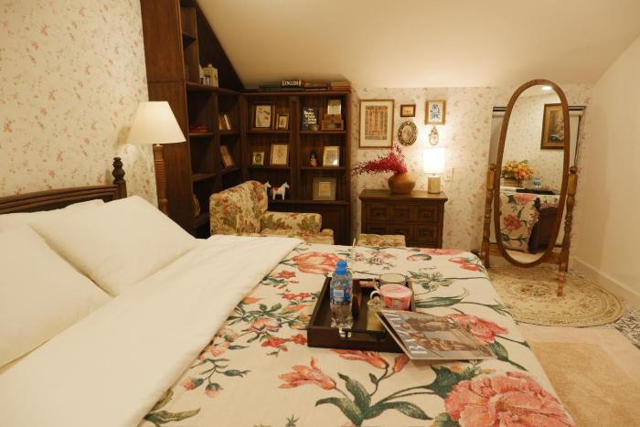 The Rustic Home - Room 2