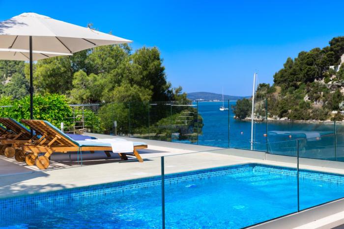 VILLA PHILIPPA - luxurious five-room villa - idyllic location - first row to the sea - spectacular view of the sea bay - unforgettable sunsets - 15 minutes from Supetar ferry port - free parking - private heated pool