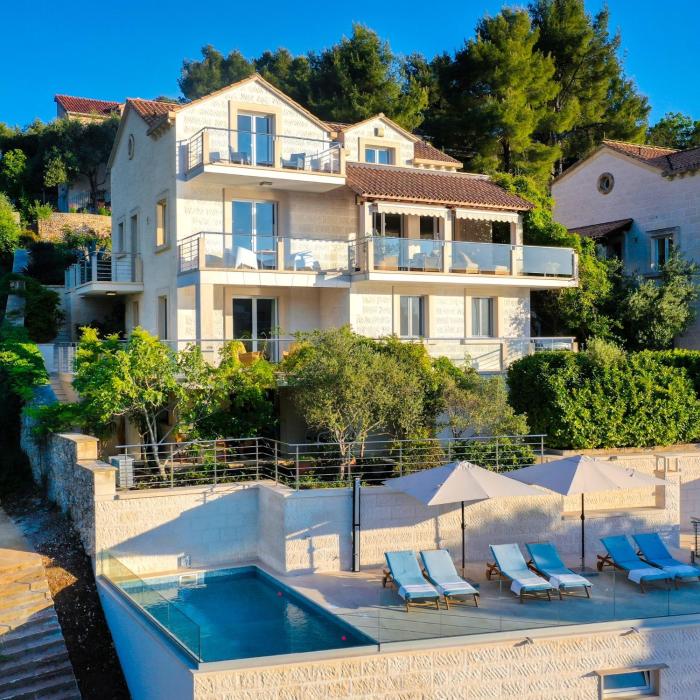 VILLA PHILIPPA - luxurious five-room villa - idyllic location - first row to the sea - spectacular view of the sea bay - unforgettable sunsets - 15 minutes from Supetar ferry port - free parking - private pool