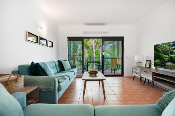 Coral Villa Stylish 2BR Apartment with Pool near Beach & Marina