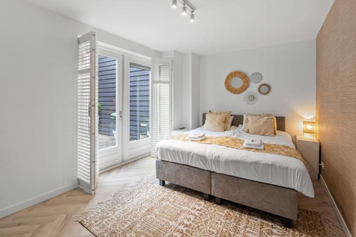 Home city hotspot, near city center and park