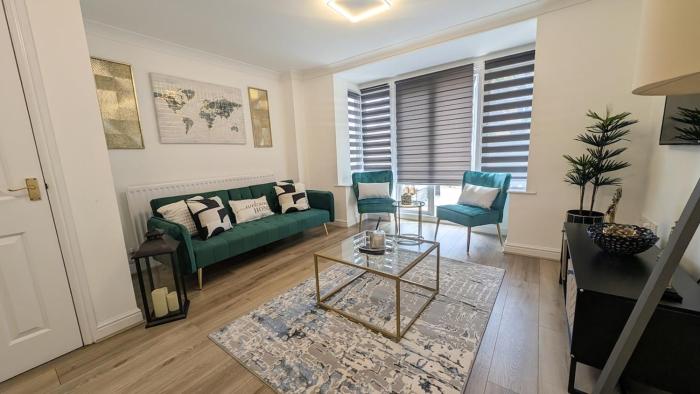 Elegant & Serene 3-BR Retreat Minutes from Heathrow Airport-London- Slough central-Legoland-Ascot-Windsor for Contractors-Families-Relocators-Businesses