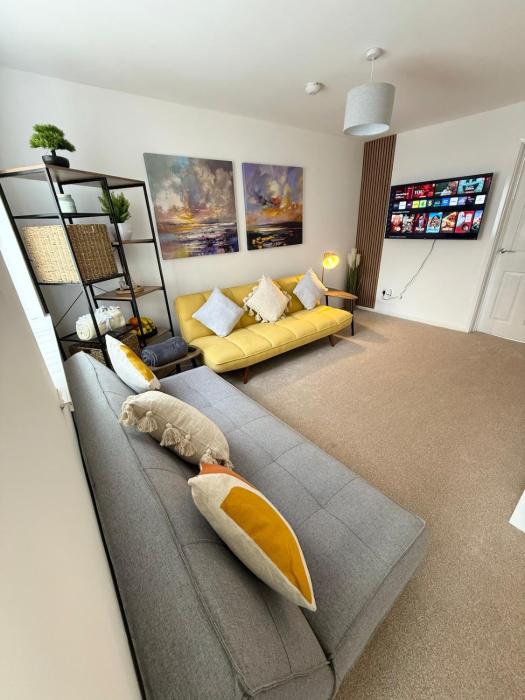 Lovely 2 Bed End Terrace - Private Parking - Garden