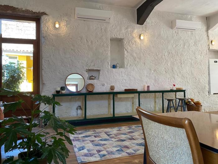 Spacious Studio, lake view and bath