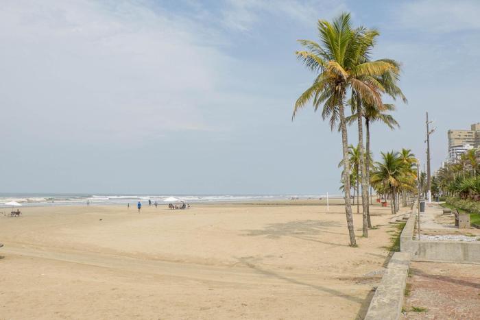 Apto c garagem, otima localizacao a 80m da Praia