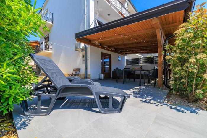 Bezauberndes Apartment nur 450 Meter zum Strand mit Aussendusche, Liegen, Meerblick