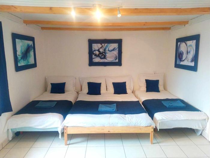 The Hidden Gem, 1 bedroom, 1 living room, 4 beds, Sleeps 5