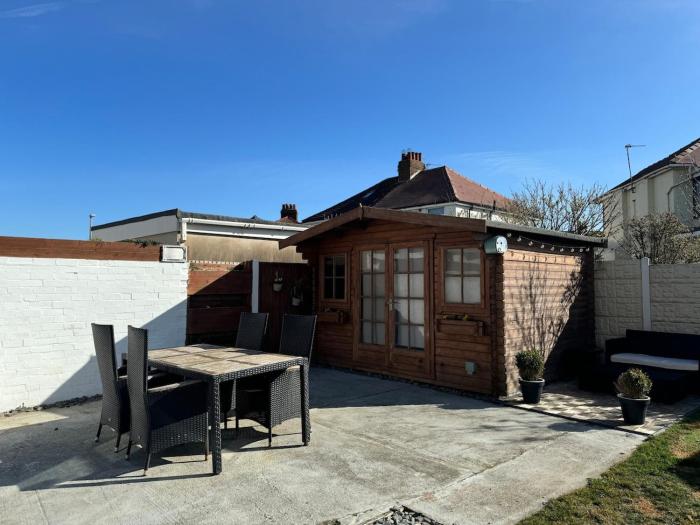 Beachside Home-Pizza Oven & Bar Close To Beach and Town