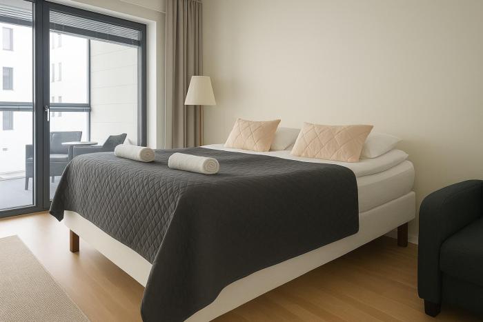 City Home Finland Big Luxury Suite - Spacious Suite with Own SAUNA, One Bedroom and Furnished Balcony next to Train Station