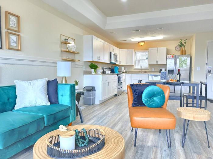 Gorgeous Resort, Fish Private Lake, Pools, Golf!