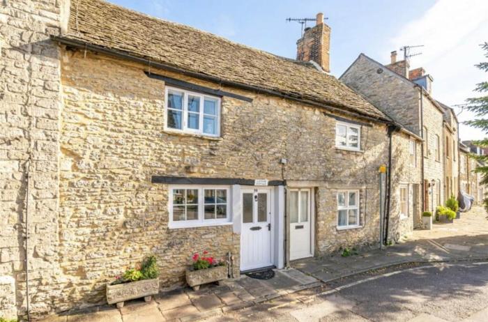 Chapter Cottage - Cosy Escape in central Malmesbury, Sleeps 4, and Dog-Friendly!