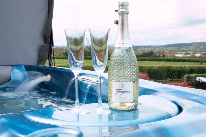 Dog-Friendly Country Home, Woodburner, Private Fields & Hot Tub!