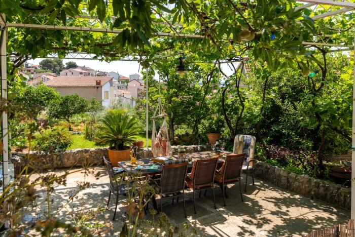 Apartments Gordan with garden, 3 min walk to the beach