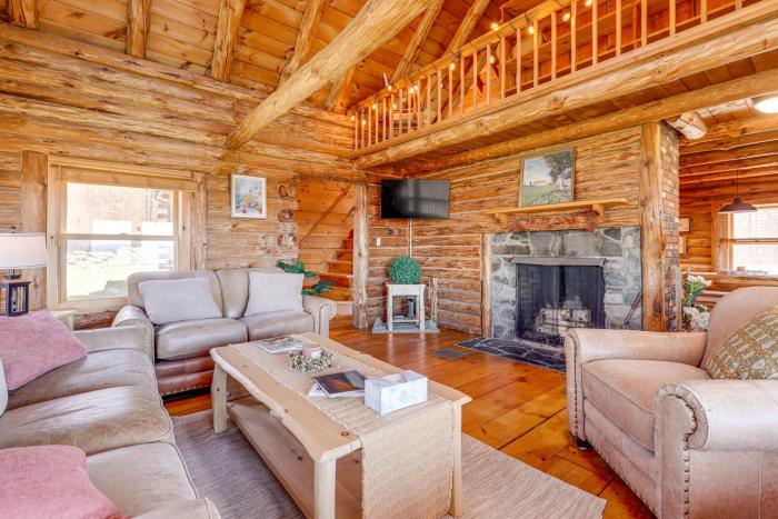 Furnished Deck + Views: Walpole Cabin Retreat