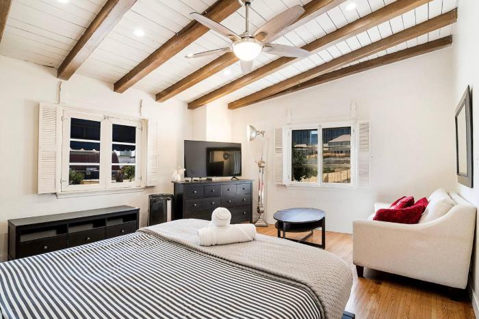 Beverly Hills Studio Retreat with Full Kitchen
