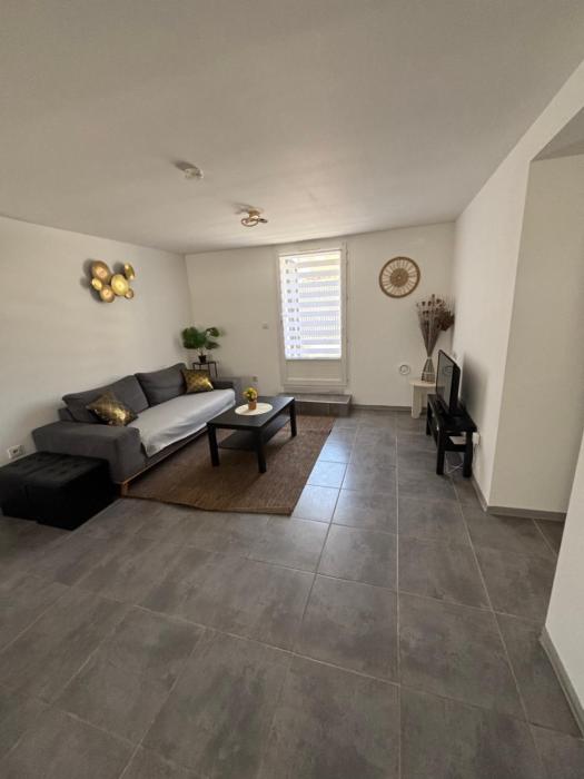 UNIQUE Appartement cosy dans villa avec piscine très bien placé