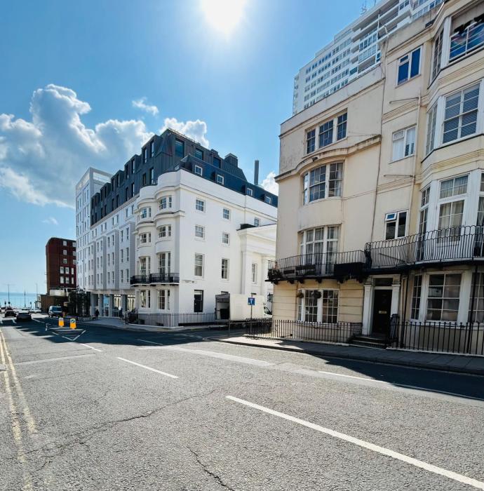 Two Top Central Unique Artisan Beach Studios - Spa Cabin inside