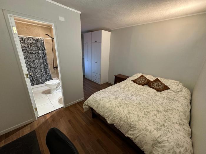 Acogedora Habitación Doble con Baño Exclusivo, Ideal para Descanso y Tranquilidad
