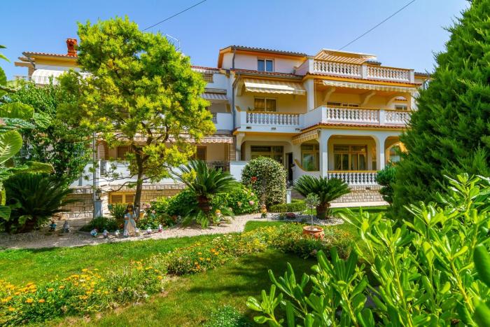 Apartments with parking space Palit, Rab - 24376