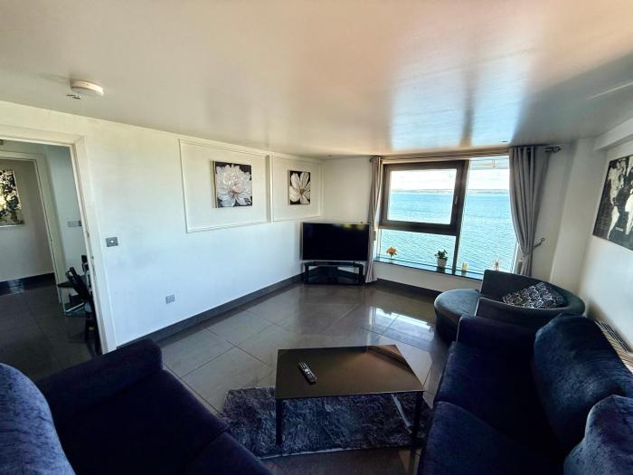 Ocean Park Apartments - Oceanfront - Free Parking and Fast WiFi