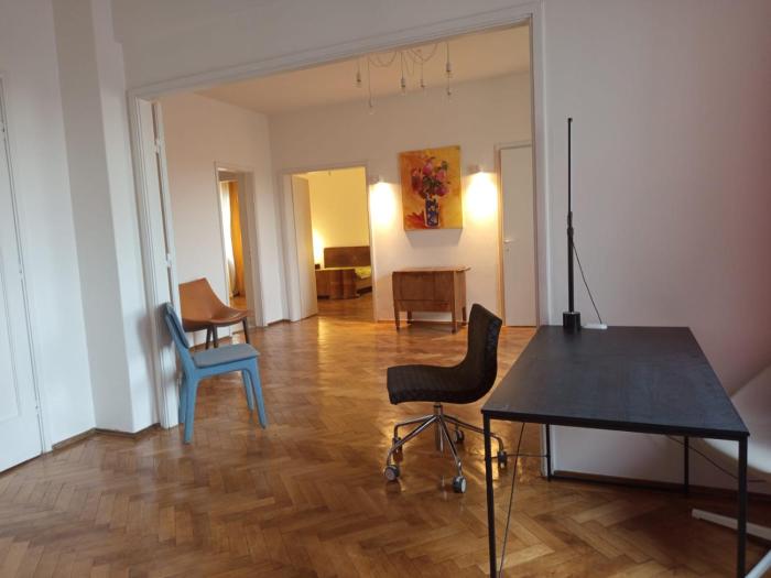 Ultra Central 4 Rooms Vintage Apartment