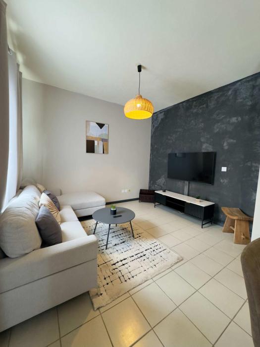 3 Bedroom Apt 1min Walk to Beach - AO11