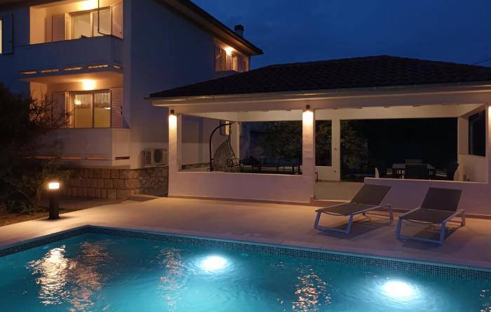 Cozy Apartment In Kampor With Wifi