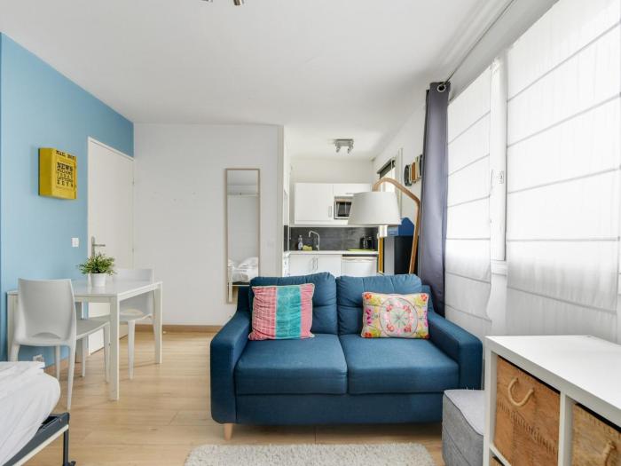 Quiet studio between train stations and the Opera.