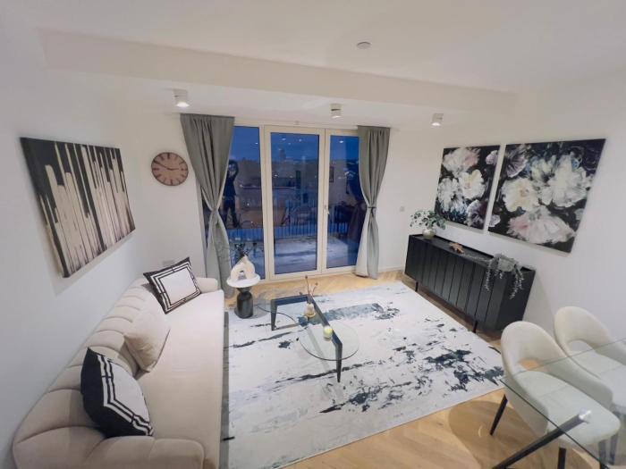 Modern Balcony Flat closet to London Bridge