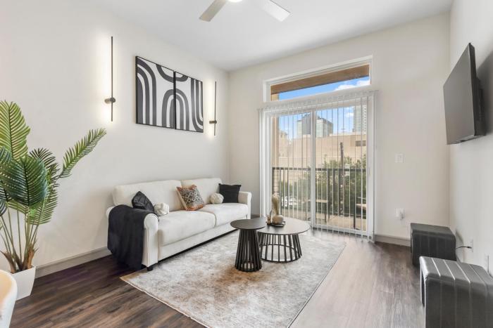 Downtown Modern Elegance Suite with Free Parking, Pool, WIFI and a King Bed