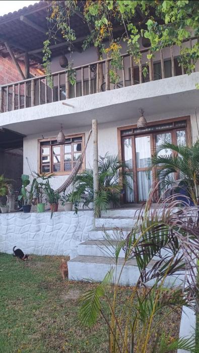 Casa com jardim em condomínio Área central