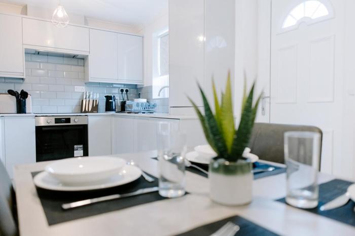 Morville Court - 2 bed house with office