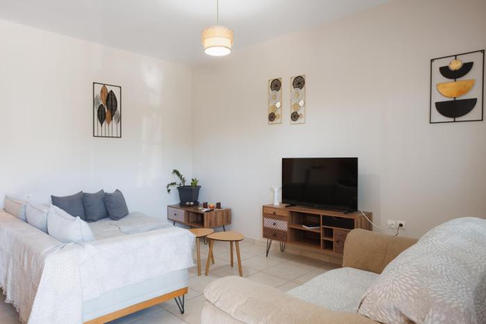 K & M Retreat - Detatched, 2 Bedroom, 3 AC, Stunning Hill Views