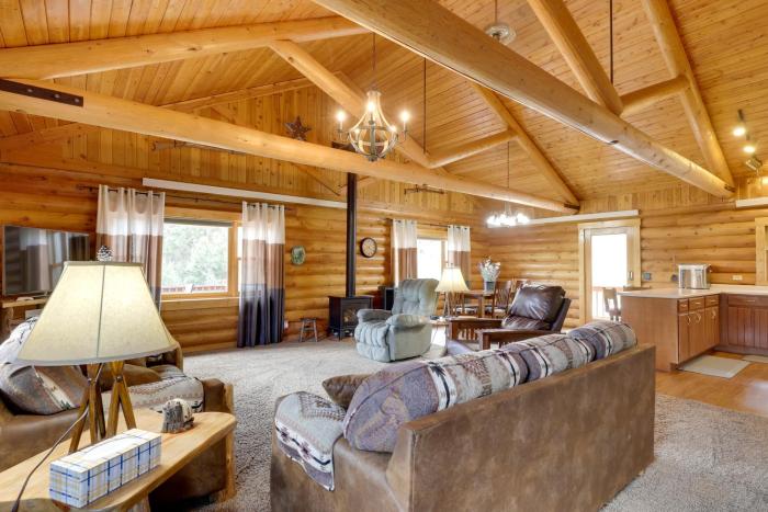 Hill City Log Cabin Along Newton Creek!
