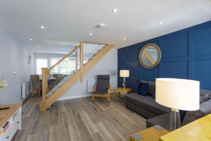 Castle View - 2 Bed Stylish Coastal Port Solent Retreat with Views! Parking, Sleeps 6 - By Blue Puffin Stays