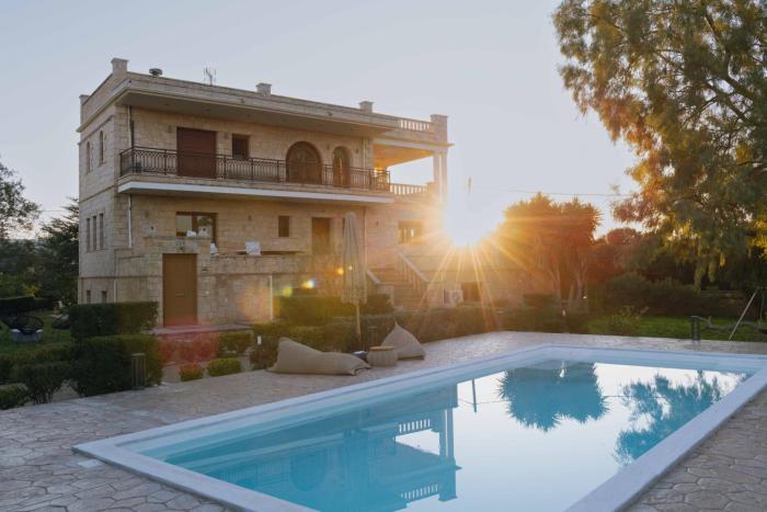 Seaside "Stone & Light Villa" close to Aegina City