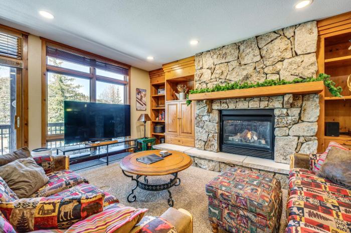 Walk to Gondola Condo with Deck in Winter Park!