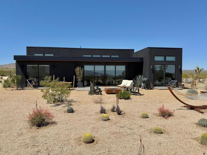 LunaWood House 2 Bed 2 Bath Modern Desert Oasis!