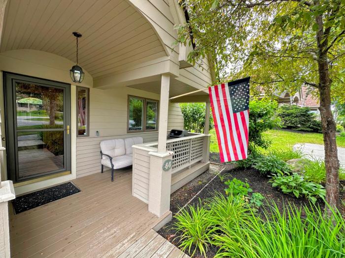 FV44 tastefully updated single level with AC WiFi minutes from skiing