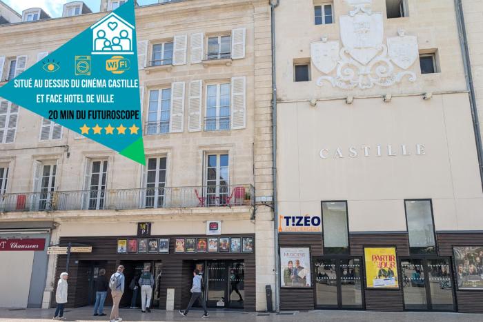 Le Castille dOr Elégant, en face de lHôtel de Ville