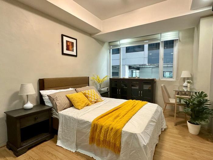 Spacious 1BR Condo with 300mbps WiFi in BGC